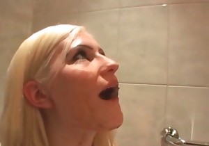 Shitty blowjob by a sexy blonde